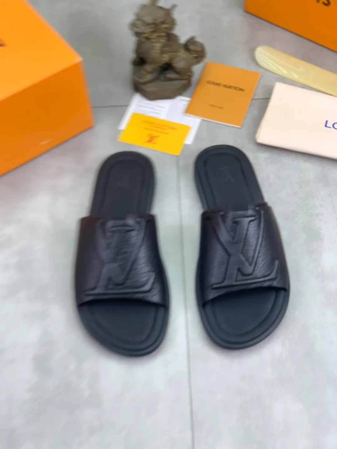 Men's shoes 💰P340 💰【New style】🆘 High quality 【LOUIS VUITTON】The popular Louis Vuitton LV men's slippers on the official website are on sale simultaneously! Original pebbled calfskin fabric imported from Italy. Original factory special supply. Size: 38-46. 4️⃣ colors available.